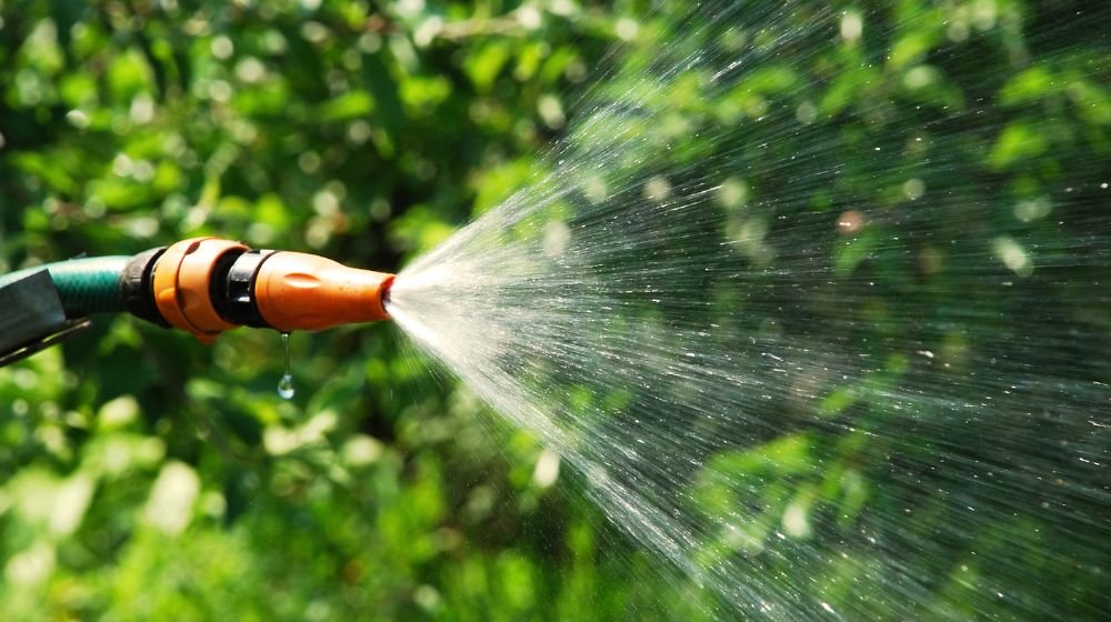 Aplicação da mangueira para economia de água1