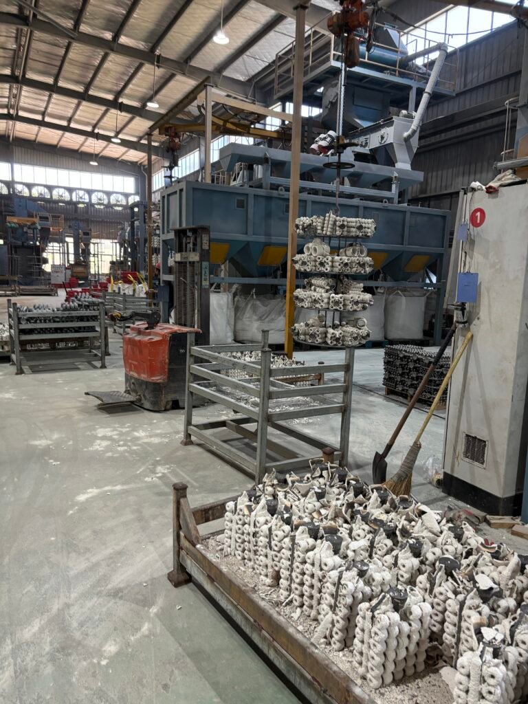 Inde i støbeværkstedet – Støbning af smeltet metal